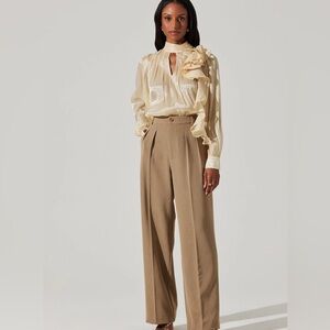 ASTR the label NEW/WOT - SEREN SHIMMER RUFFLE DETAIL TOP